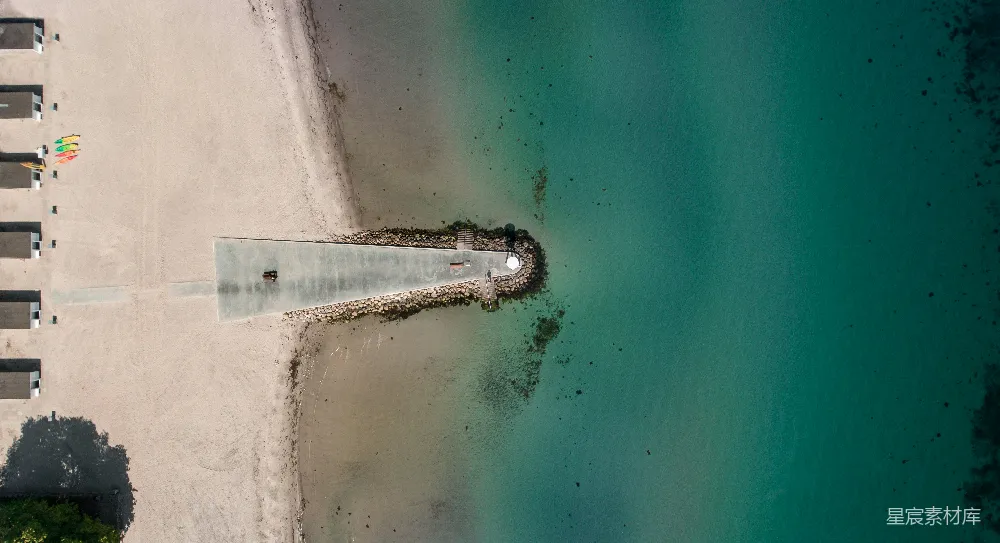 高清摄影  海滩上空的俯瞰图，可以看到一个码头。