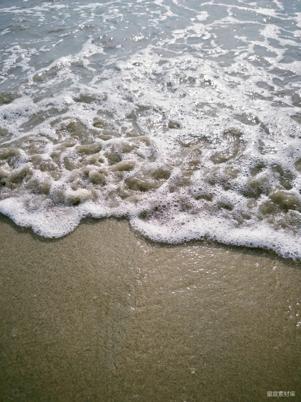 高清摄影  海浪拍打着沙滩。