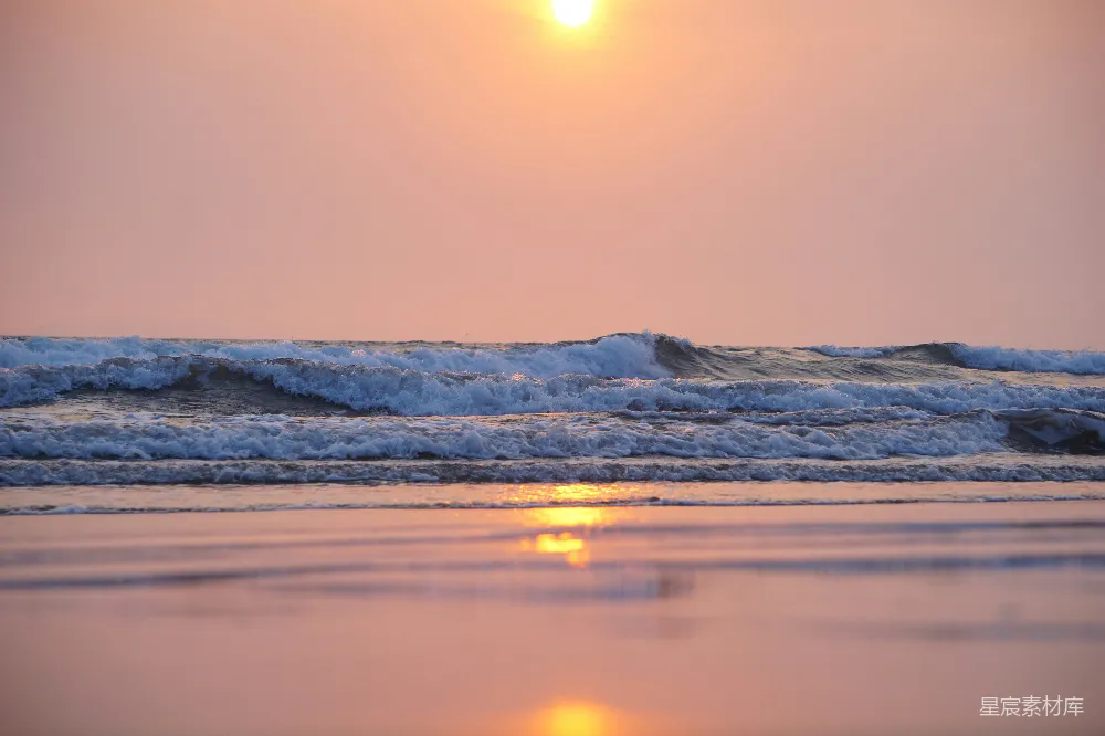 高清摄影  夕阳正挂在海面上，波涛汹涌。