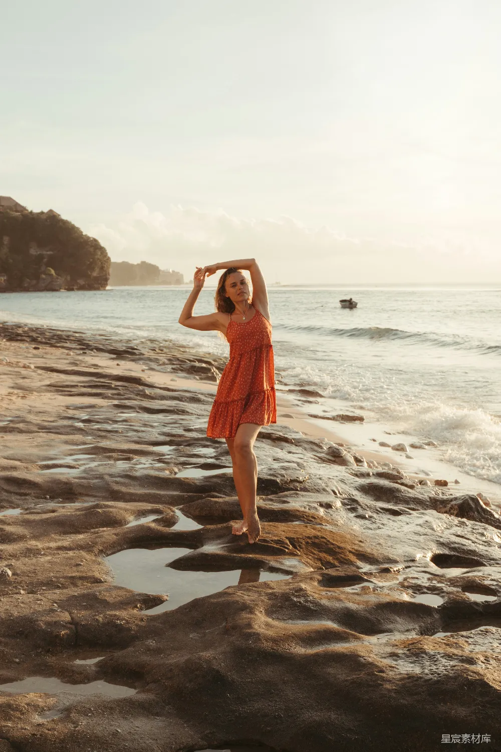 高清摄影 旅行 人物 一个女人站在海滩上，旁边是海洋。
