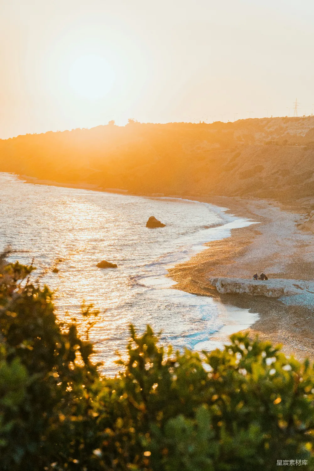 高清摄影 自然 夕阳正照耀在海滩上，海面波光粼粼。
