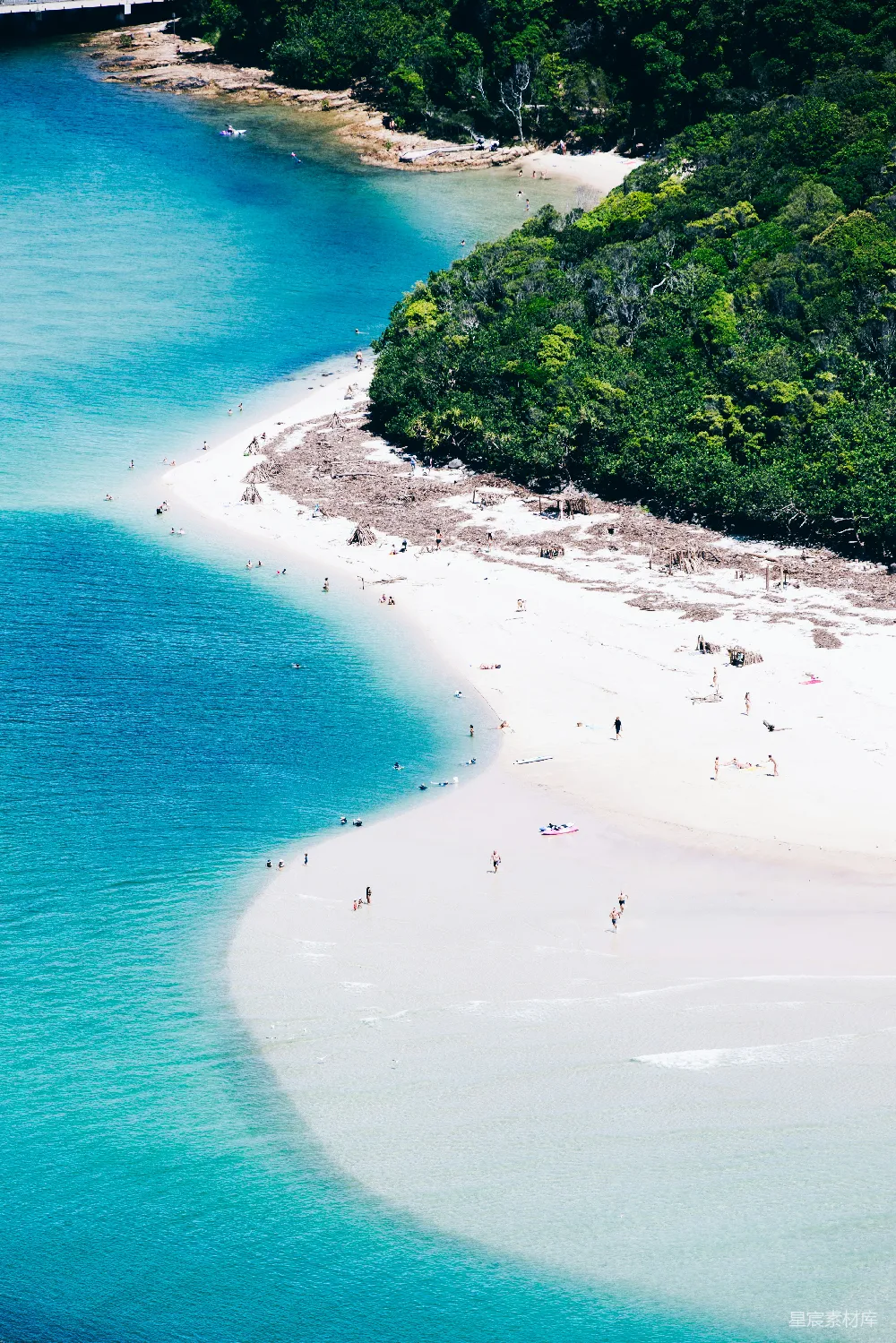 高清摄影  海滩上的人们在白天
