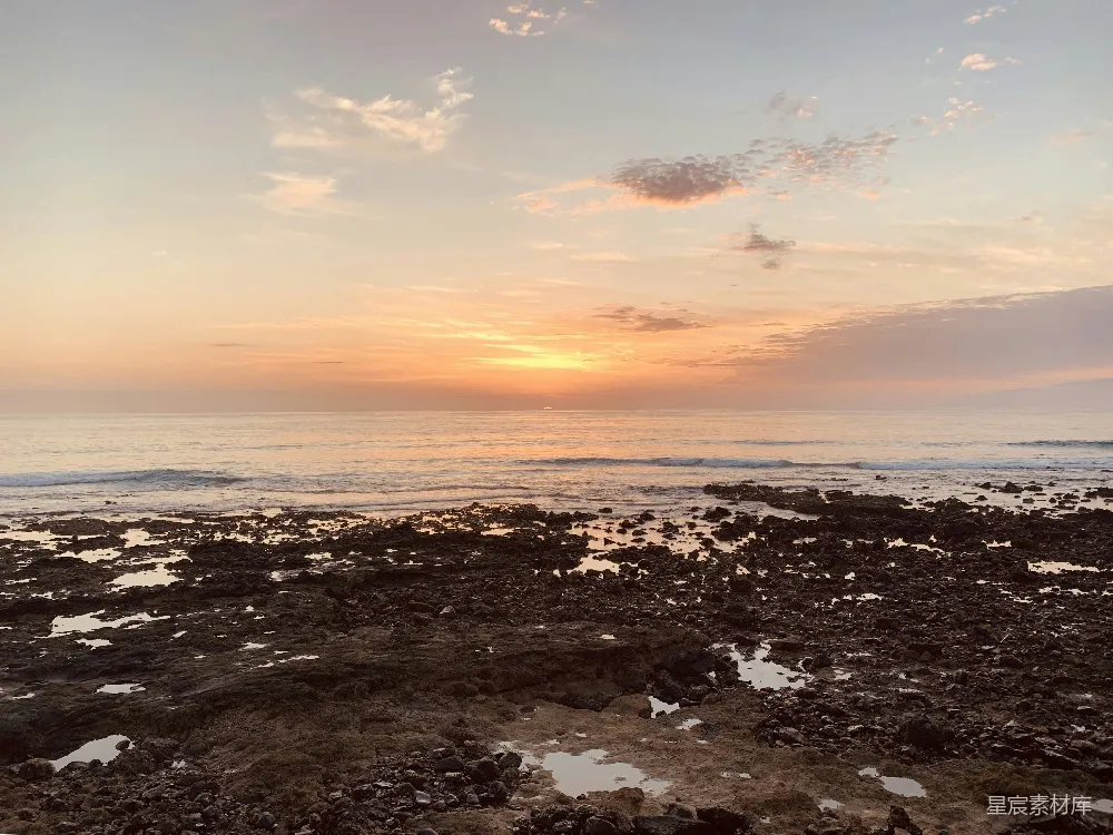 高清摄影  海浪拍打着海岸。