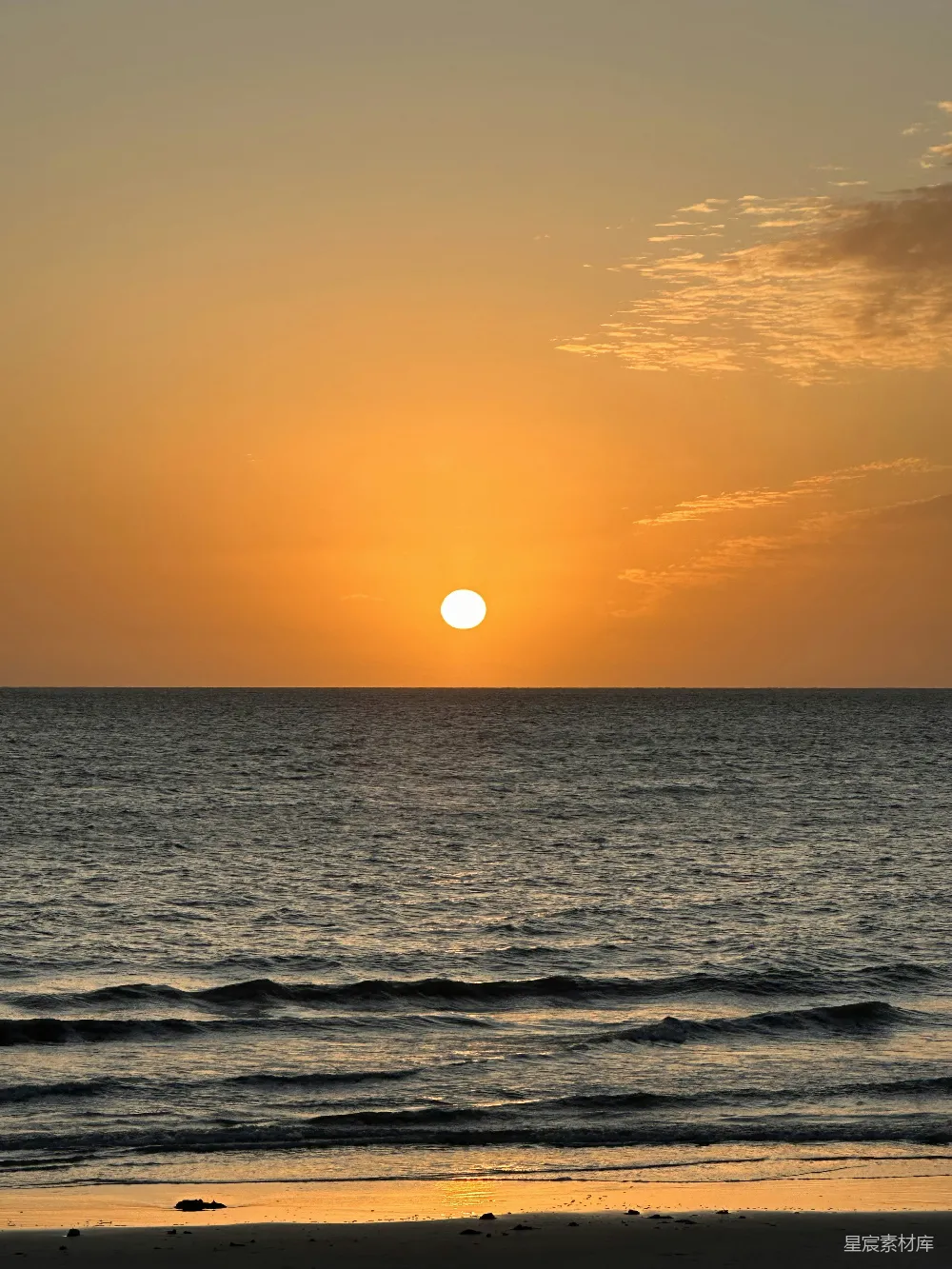 高清摄影  夕阳正从海洋上空的海滩落下。