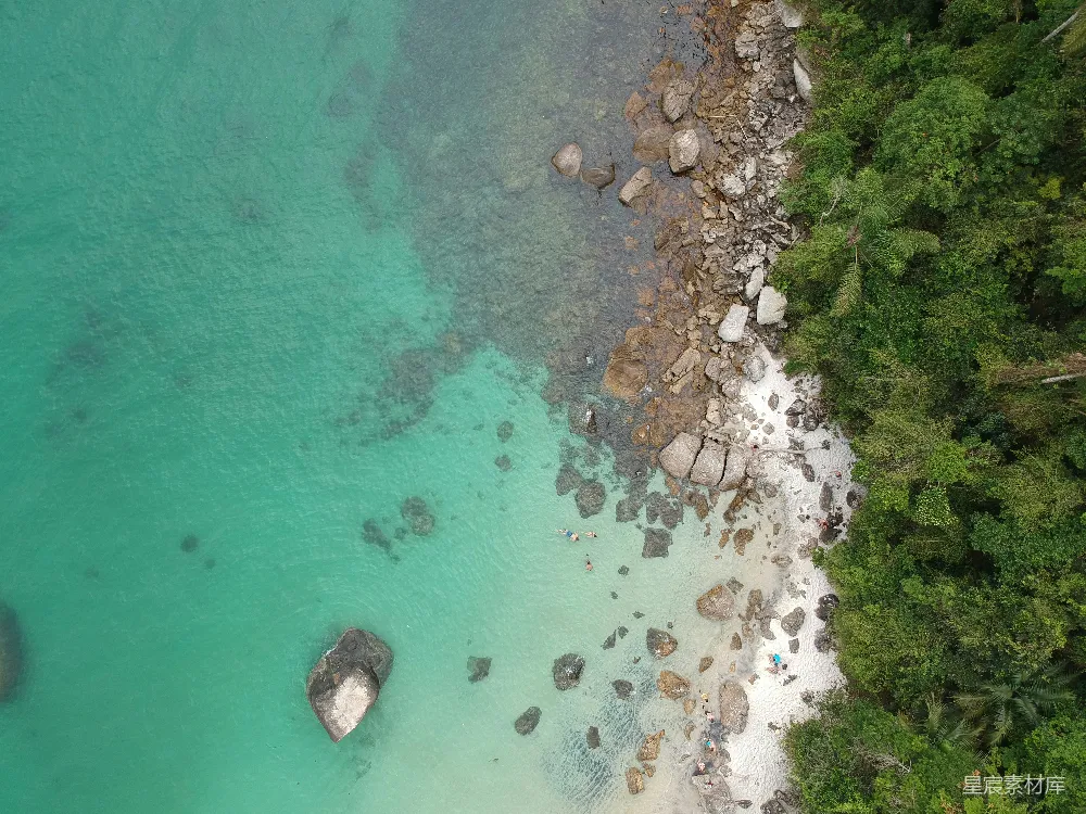 高清摄影  海滩上空的俯瞰图，水中有艘船。