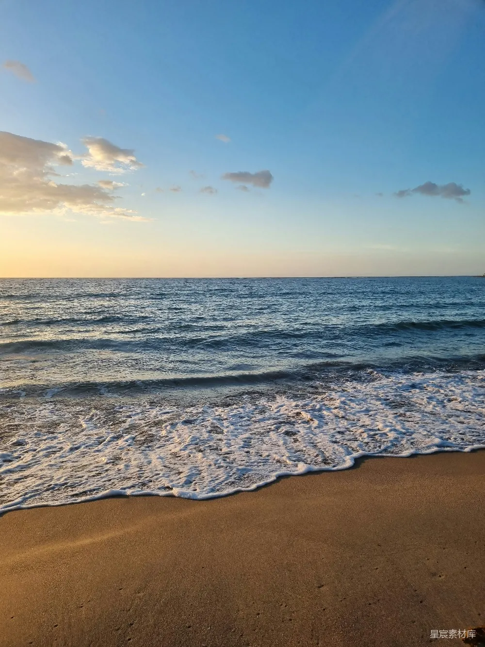 高清摄影  沙滩上有海浪拍打着海岸。