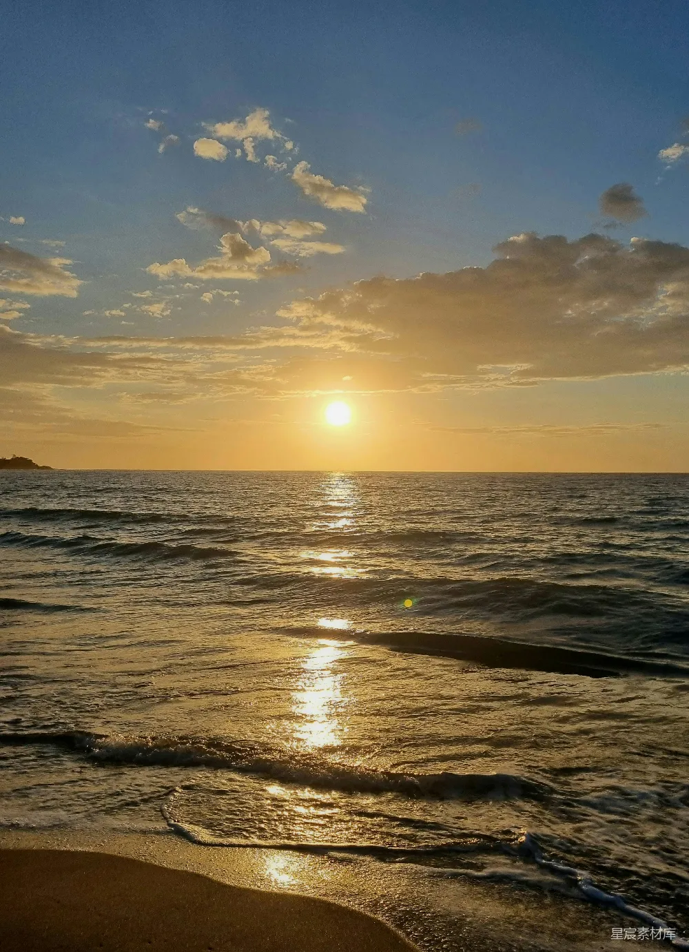 高清摄影  夕阳正洒落在海滩的水面上。