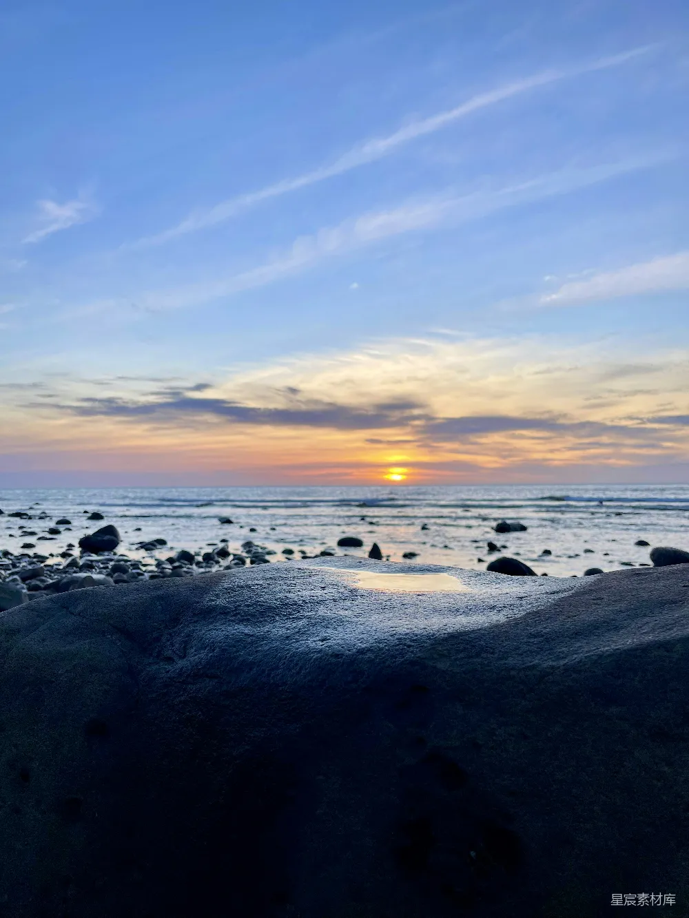 高清摄影 自然 海浪在日落时拍打着海岸