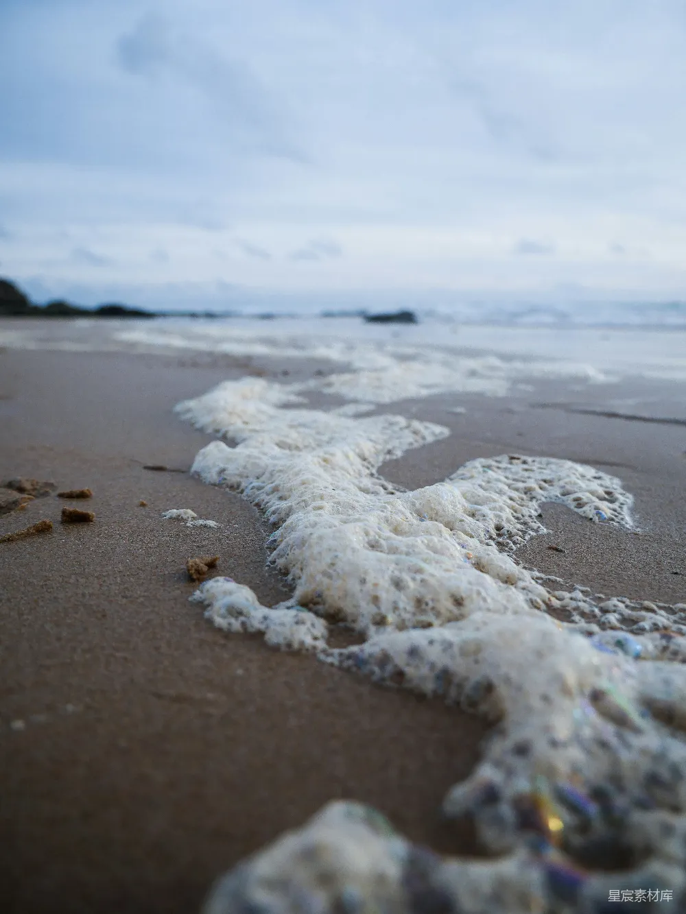 高清摄影  海滩上的一道海浪的特写。