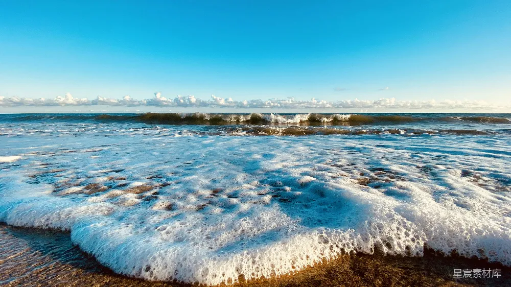 高清摄影 自然 白天海浪拍打岸边的场景
