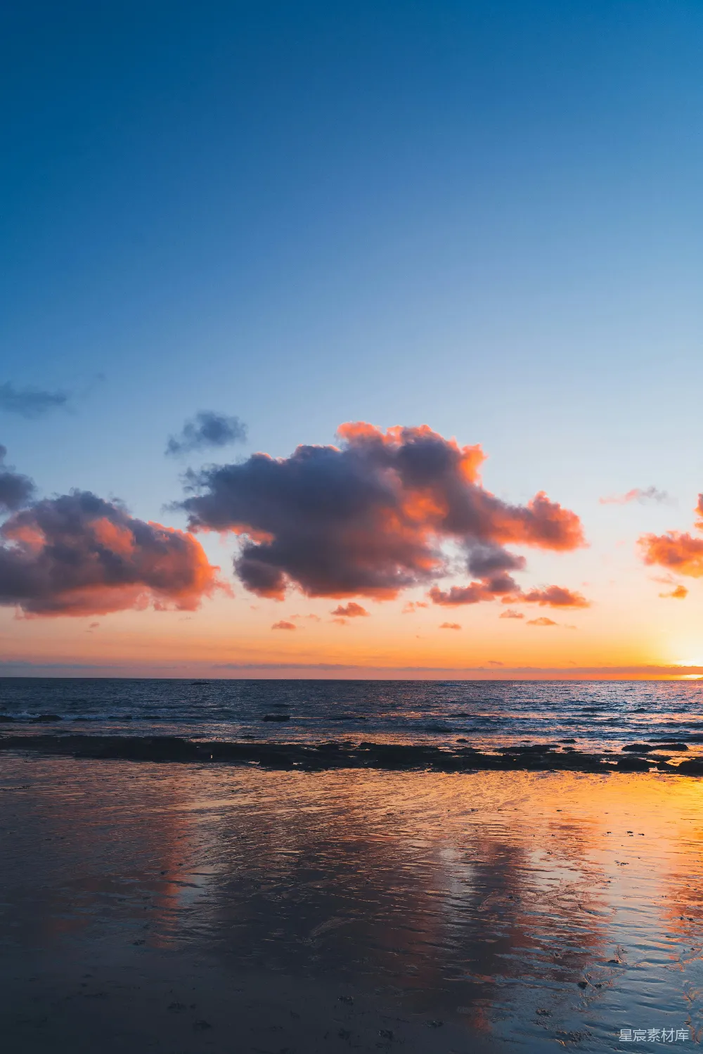 高清摄影  夕阳正照在海洋上，天空中布满了云彩。