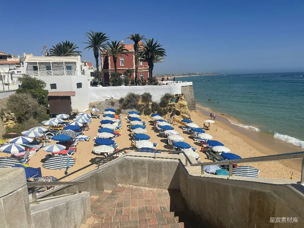 高清摄影  海滩上的一堆雨伞