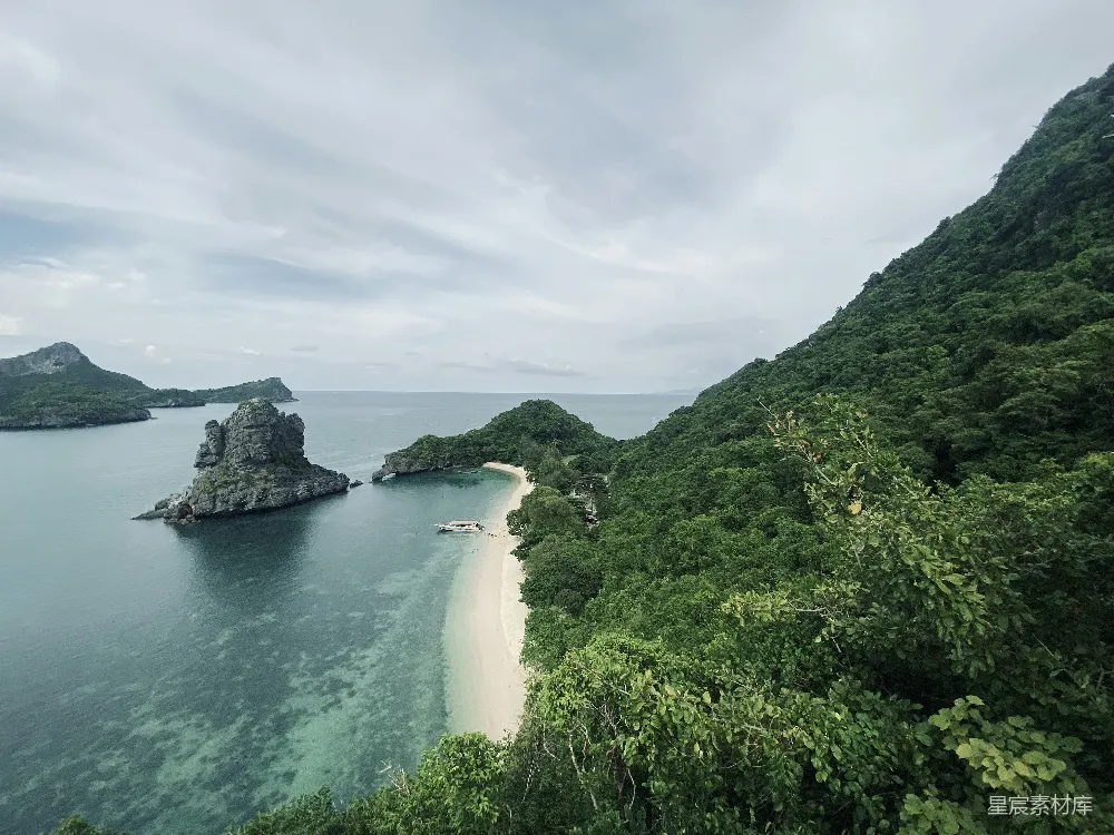 高清摄影  海滩上空的俯瞰图，周围环绕着树木。