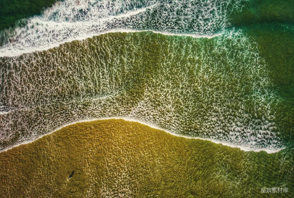 高清摄影 旅行 自然 壁纸 海滩上空的俯瞰图，海浪正滚滚而来。