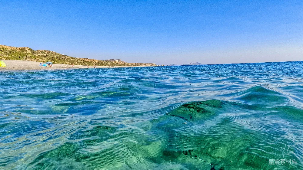 高清摄影 自然 壁纸 旅行 蓝天下的蓝色海水在白天