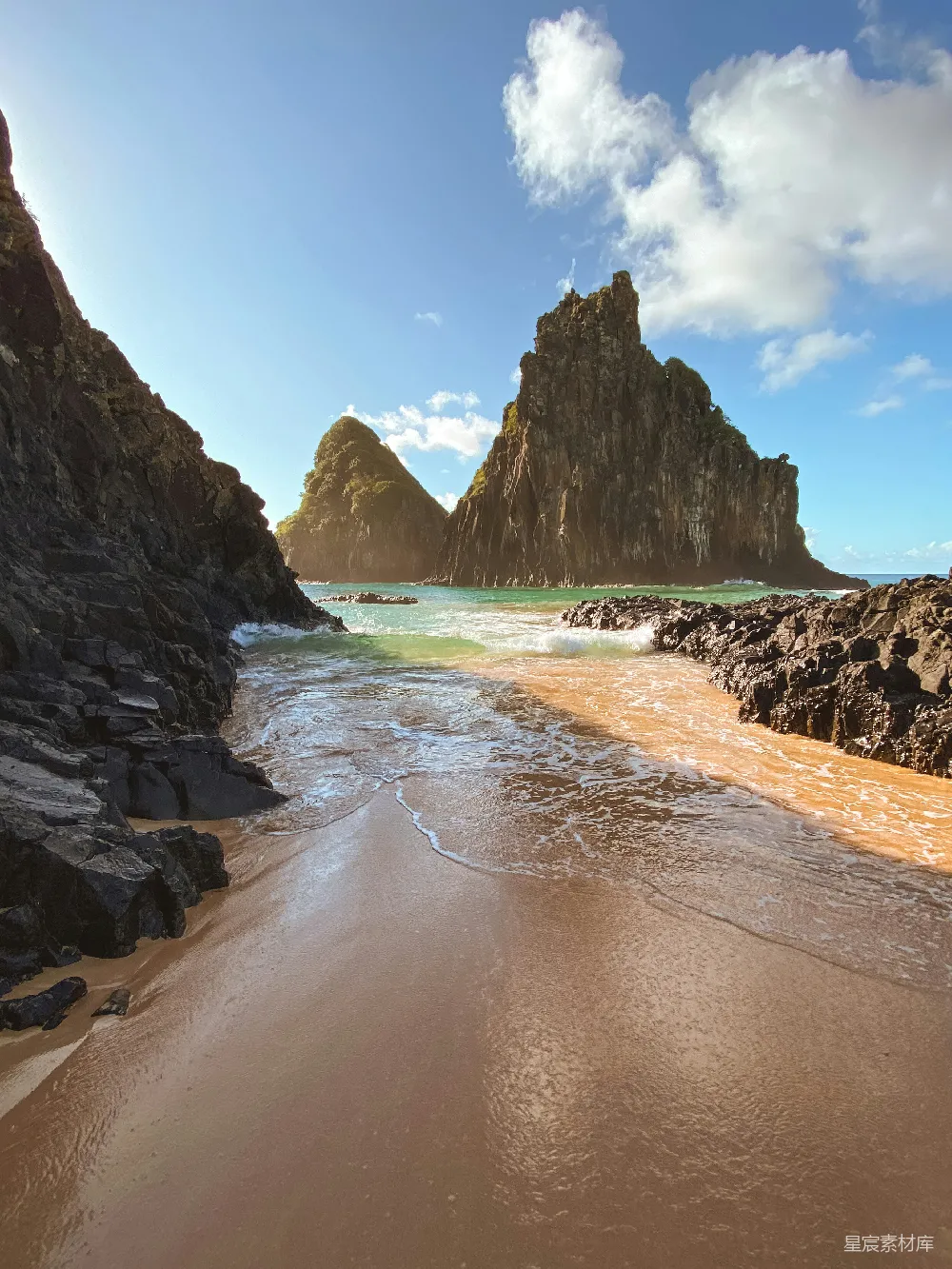 高清摄影  一个沙滩紧邻着岩石峭壁