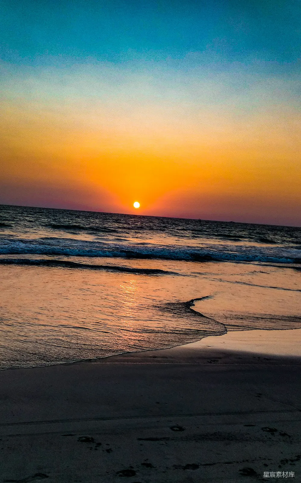高清摄影 自然 海浪拍打着海岸，夕阳西下。