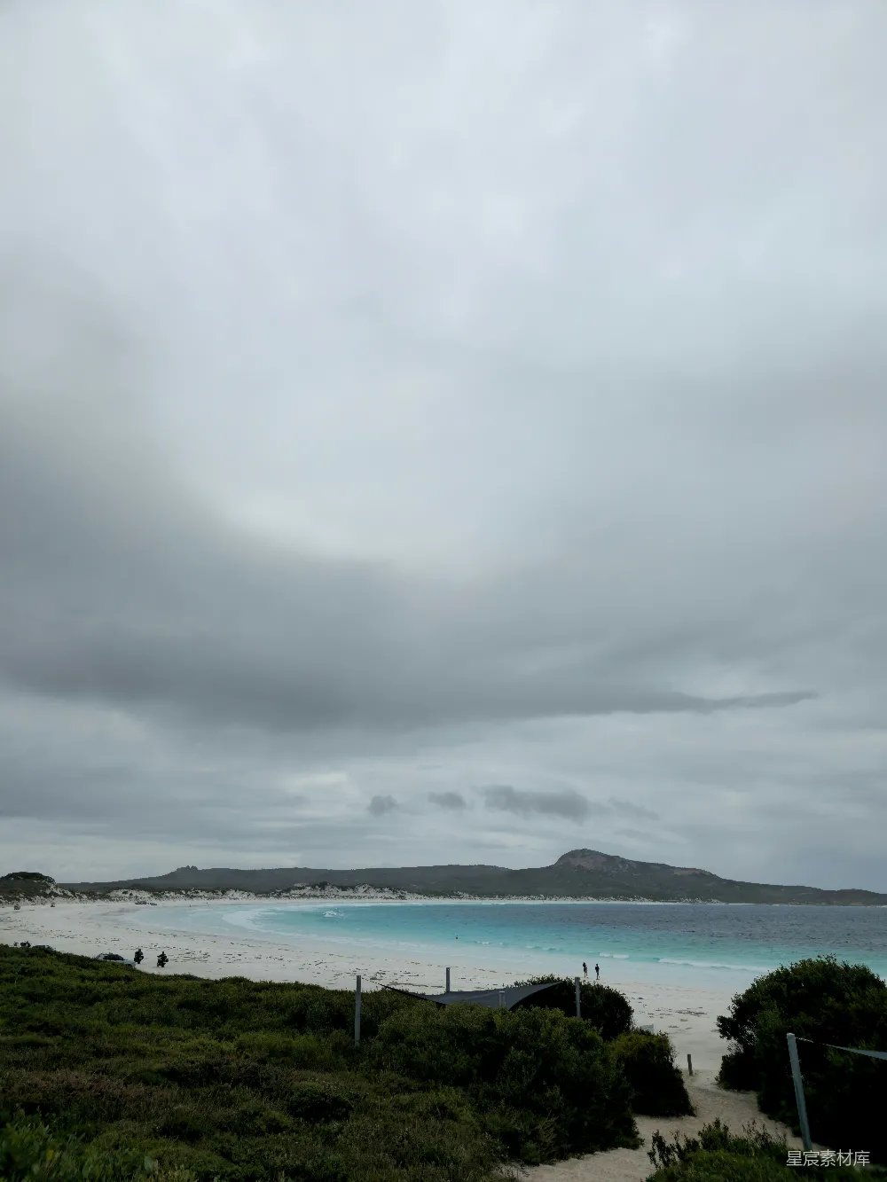 高清摄影  从山上俯瞰一片水域的景象
