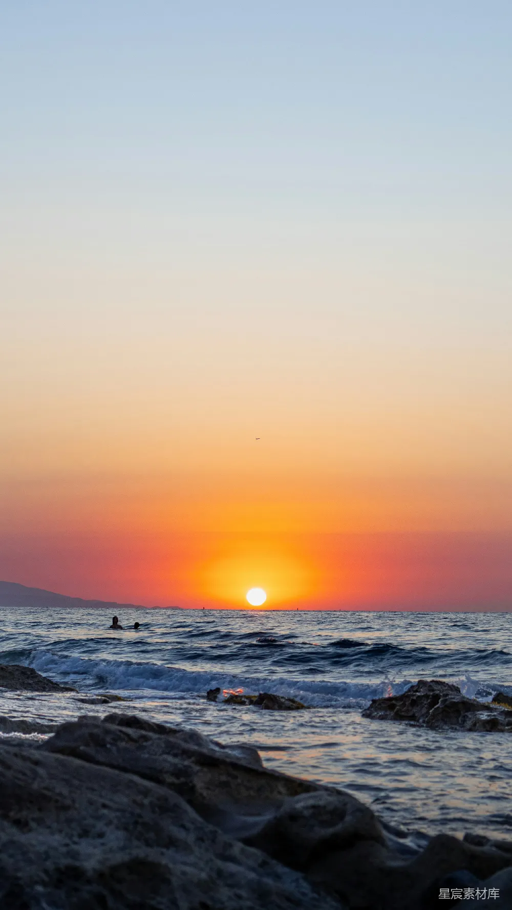 高清摄影  夕阳正在海面上落下，在海滩上。