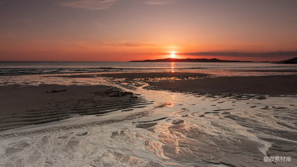 高清摄影  夕阳正在海滩的水面上落下。