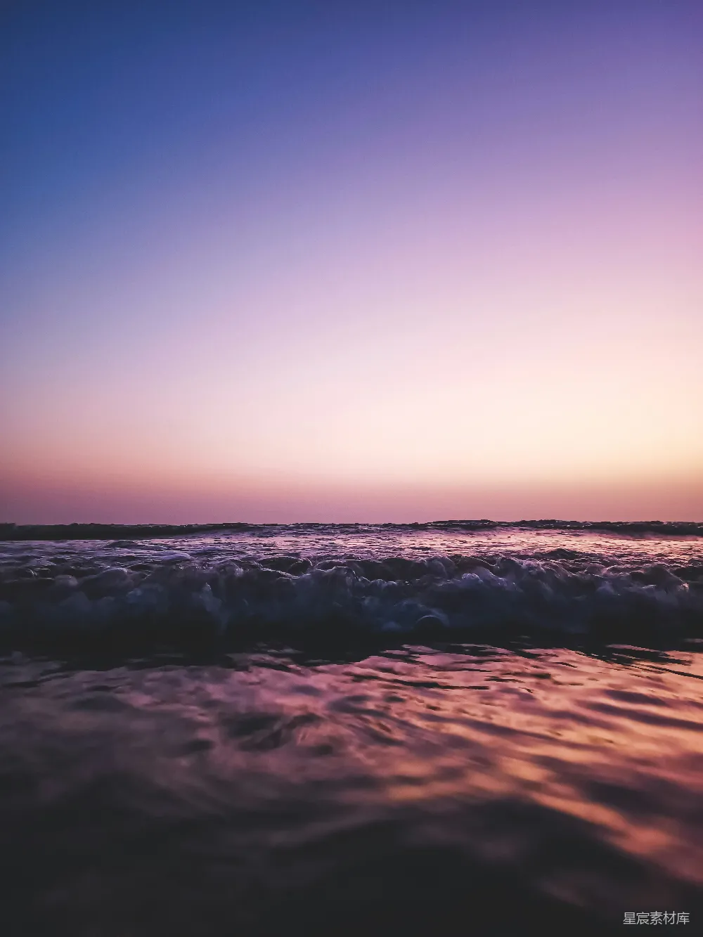 高清摄影  夕阳正在海洋波涛上落下