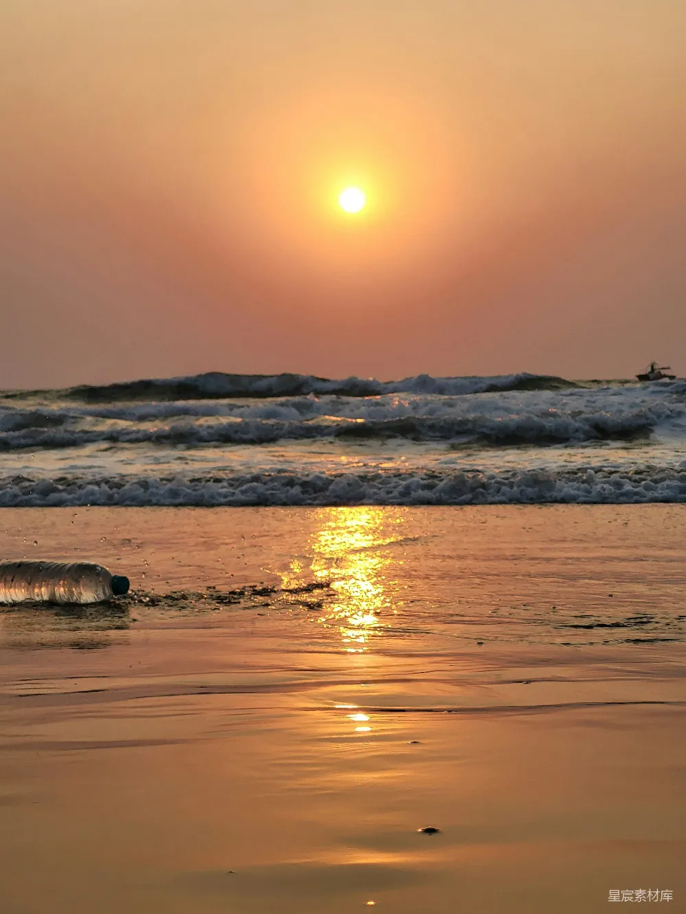 高清摄影  太阳正在海滩的水面上落下。