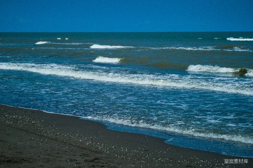 高清摄影  海浪拍打着沙滩