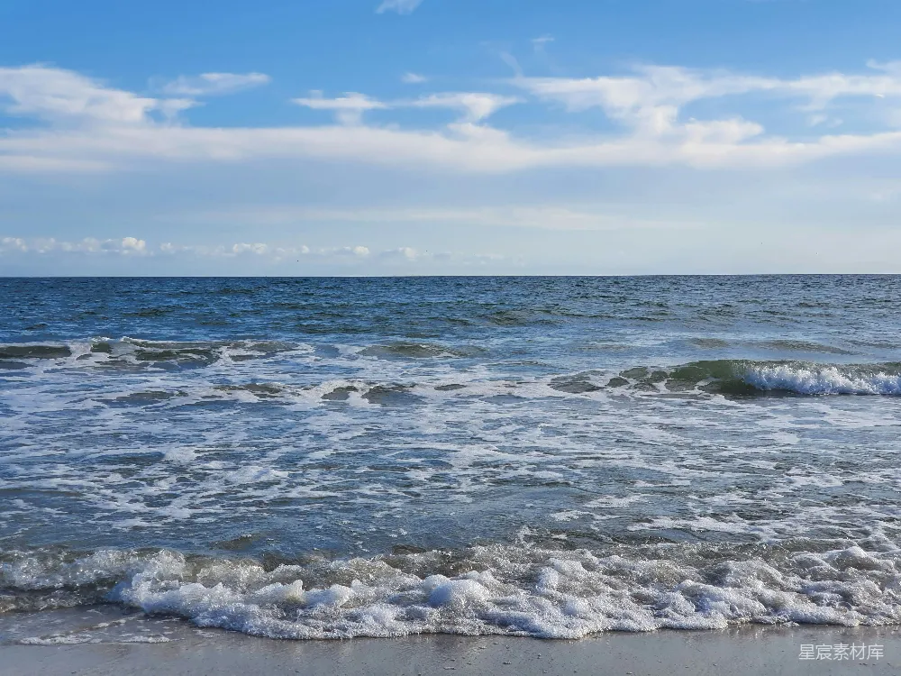 高清摄影  白天海浪拍打着海岸。