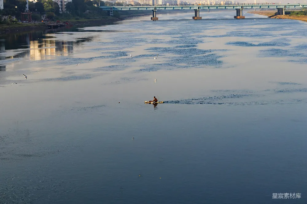 高清摄影 旅行 自然 人物 实验性 一片水域，背景中有一座桥。
