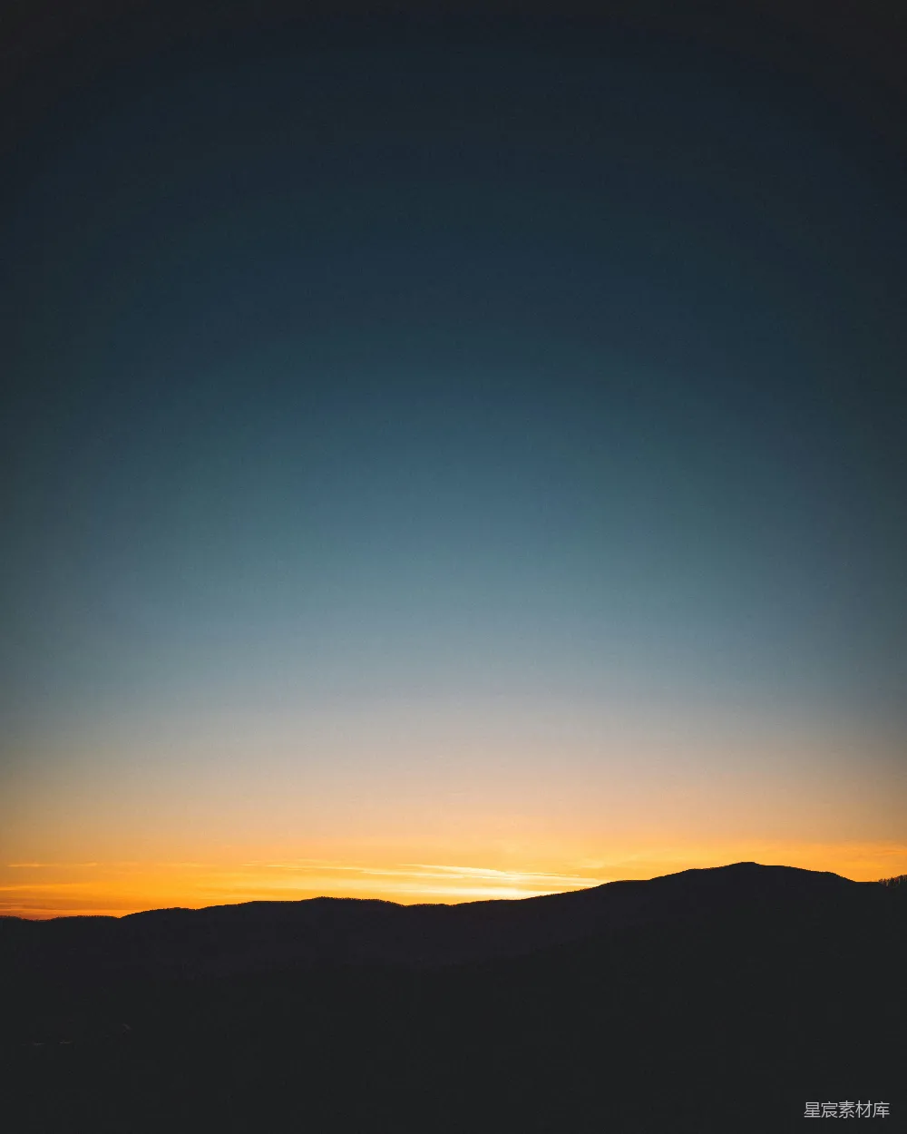 高清摄影  夕阳正笼罩在山脉之上。