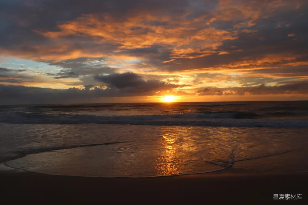 高清摄影  夕阳正在海洋上空的海滩上落下。