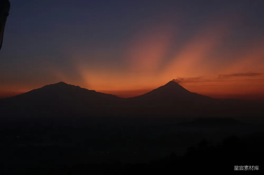 高清摄影  夕阳正映照在山脉之上