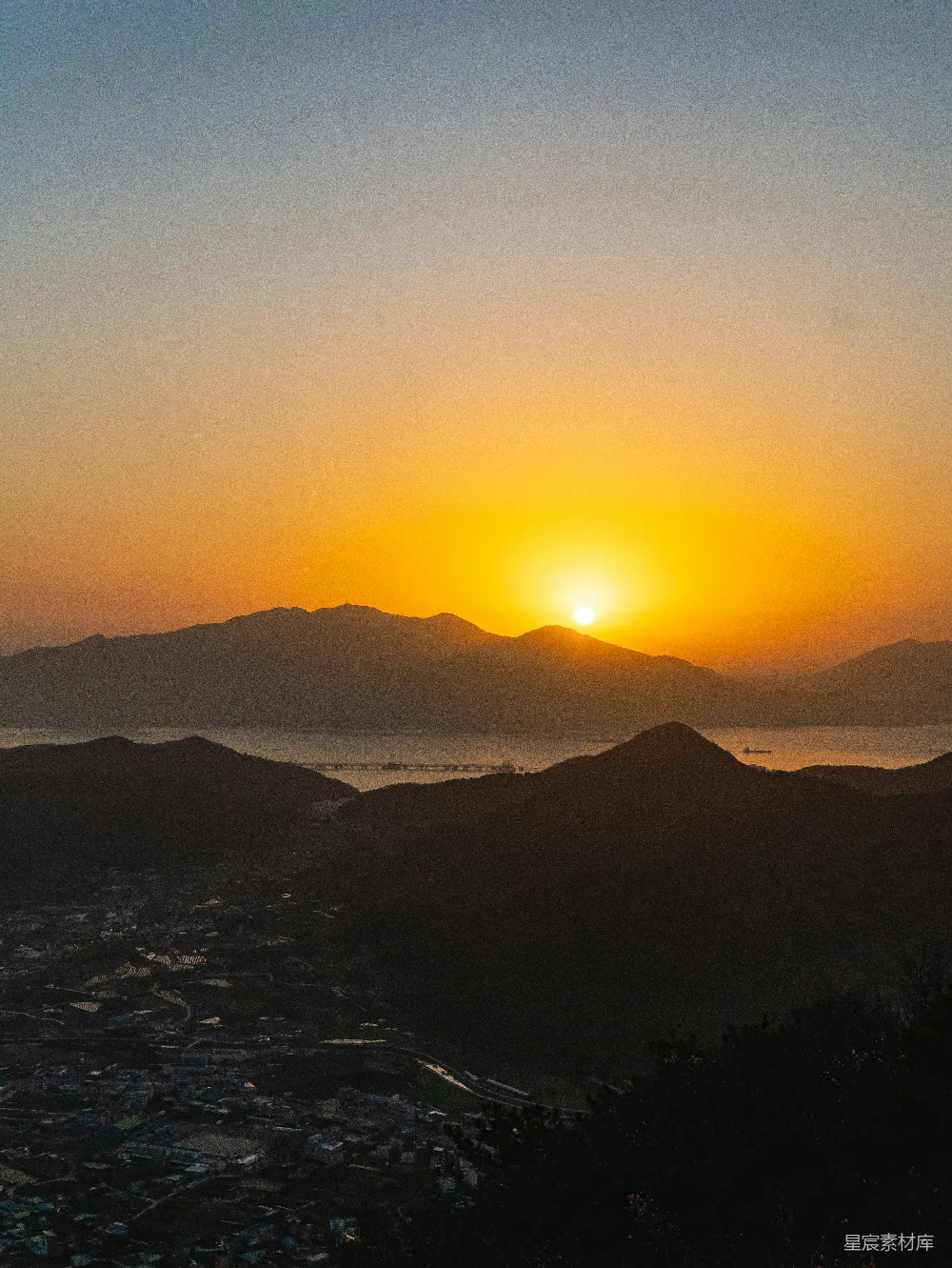 高清摄影  夕阳西下，映照着城市与群山。