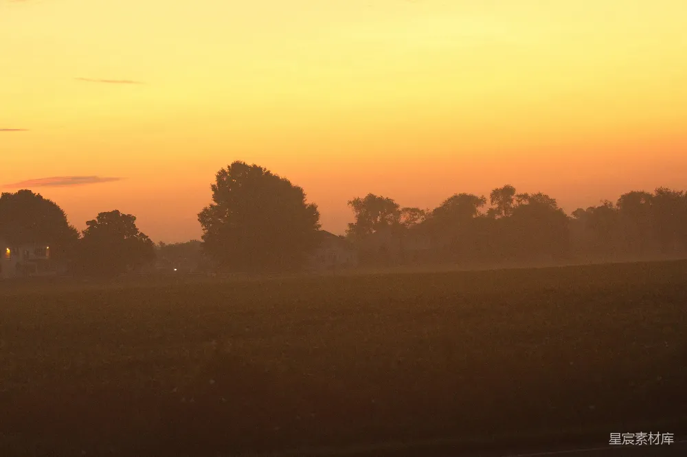 高清摄影 壁纸 夕阳正落在这片草地上。
