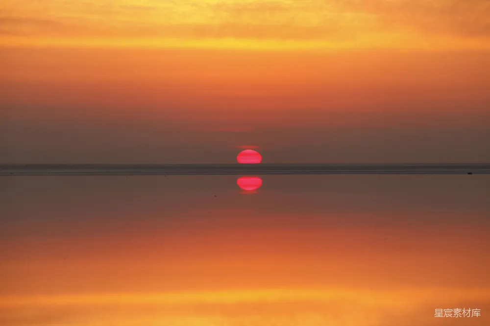 高清摄影  一片广阔的水域，背景中是夕阳。