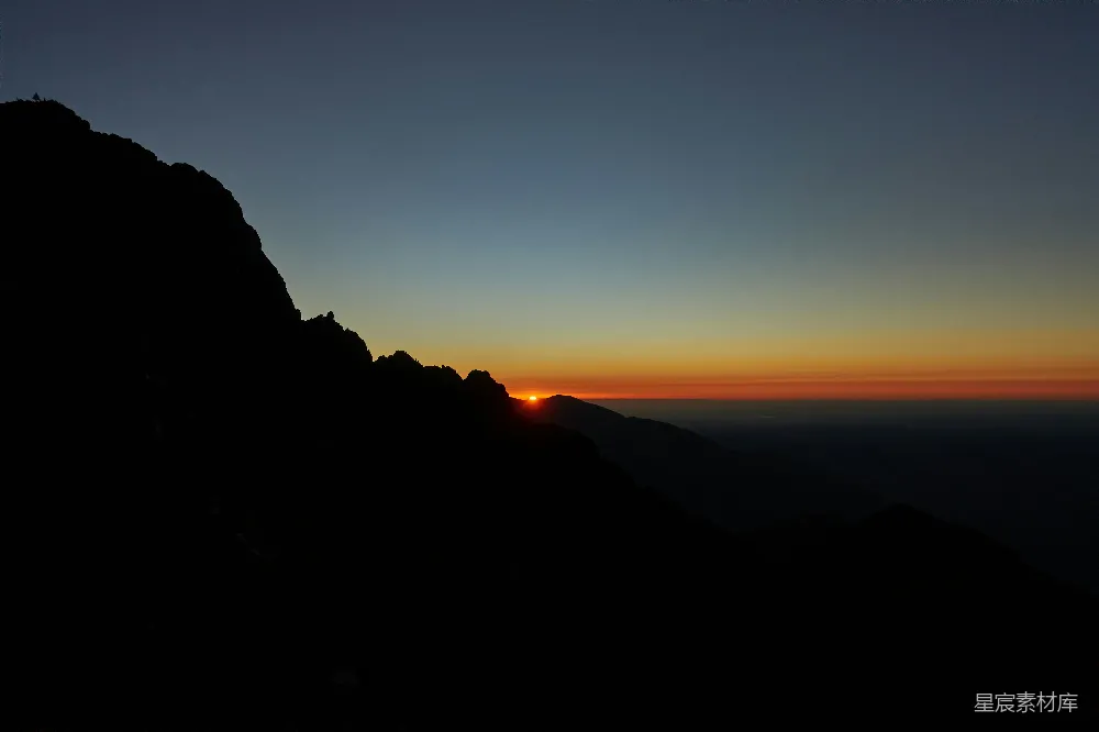 高清摄影  夕阳映照群山