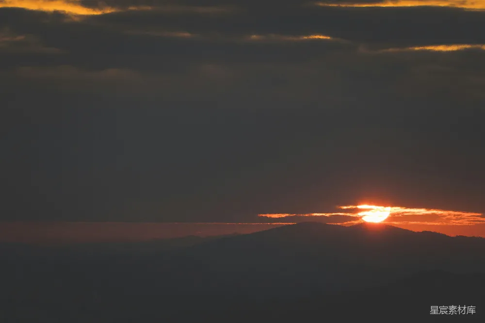 高清摄影 自然 壁纸 夕阳正在山脉上落下。