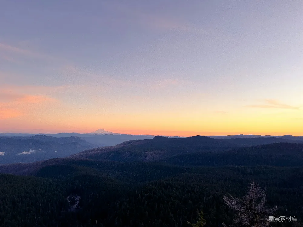 高清摄影  夕阳正映照在山脉之上