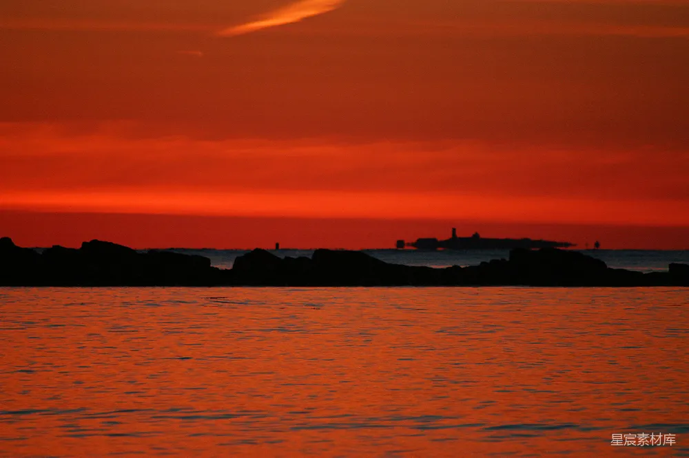 高清摄影  夕阳映照在水面上