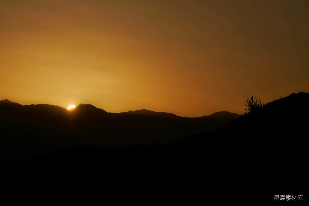高清摄影  夕阳正落在这山脉之上。