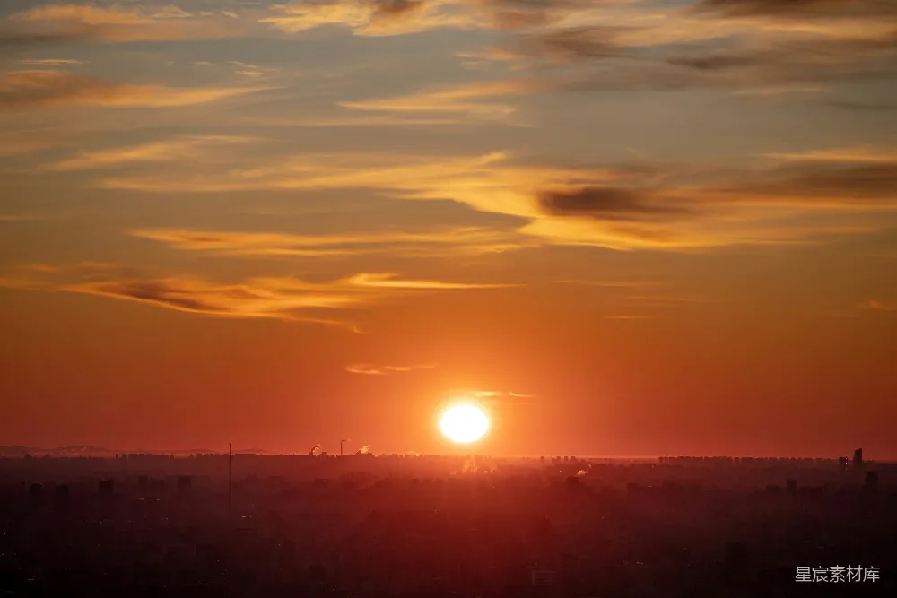 高清摄影 自然 夕阳正在草地上缓缓落下。