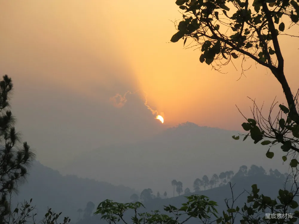 高清摄影  夕阳正在群山之上落下。