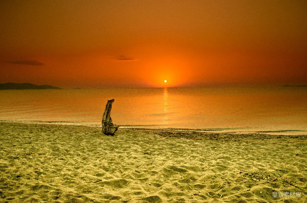 高清摄影  夕阳在海滩上的水面上落下