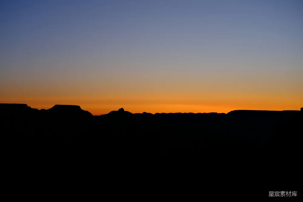 高清摄影  夕阳正洒落在山脉之上。