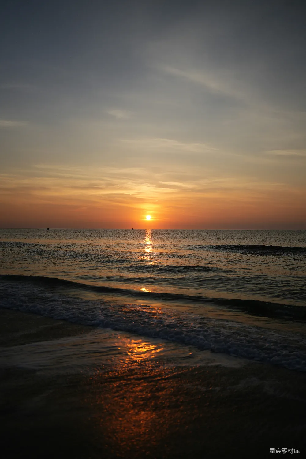 高清摄影  夕阳正洒在海面上。