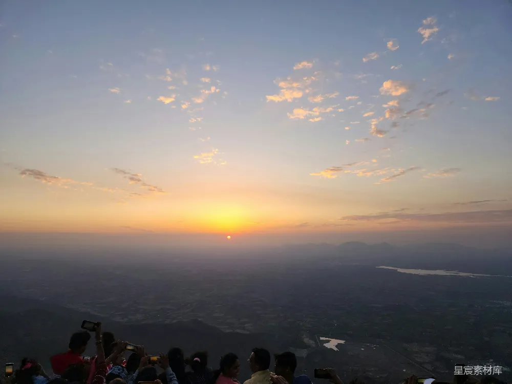 高清摄影  一群人站在山顶上