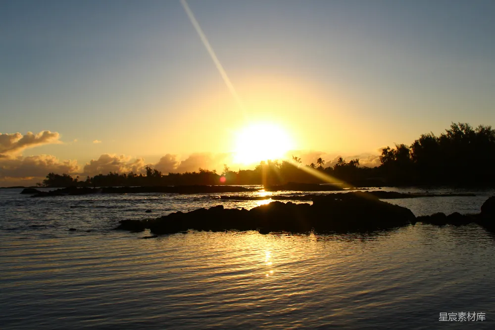 高清摄影  夕阳正在水面上落下。
