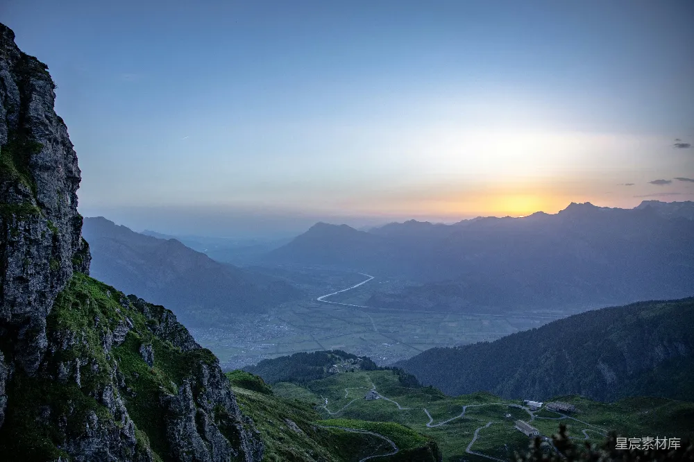 高清摄影  夕阳正在群山和山谷上落下。