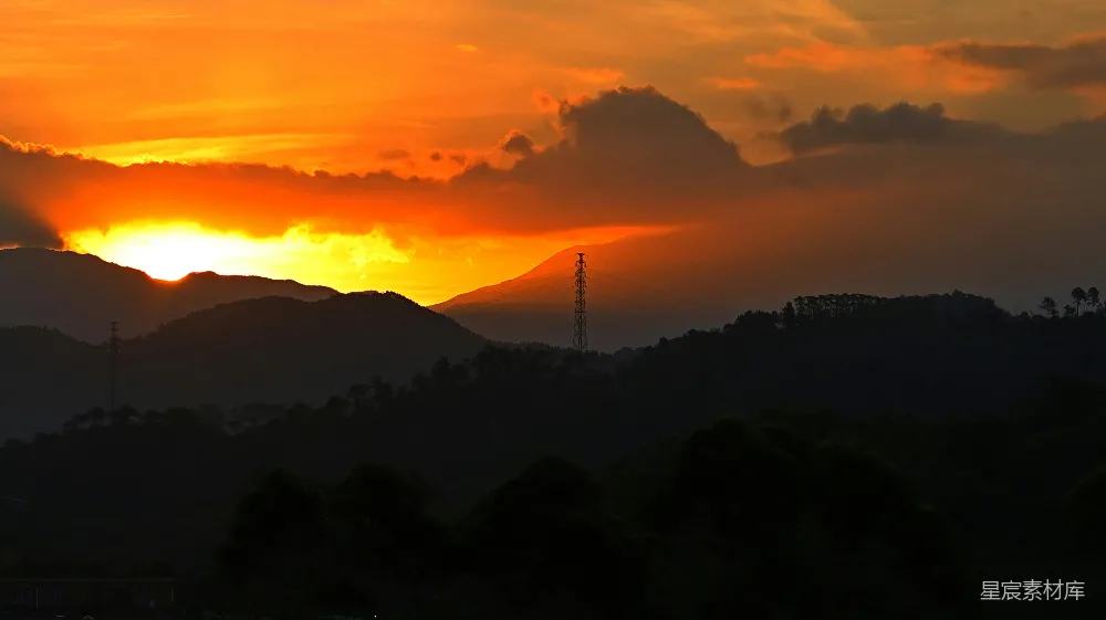 高清摄影  夕阳正落在这片山脉之上。