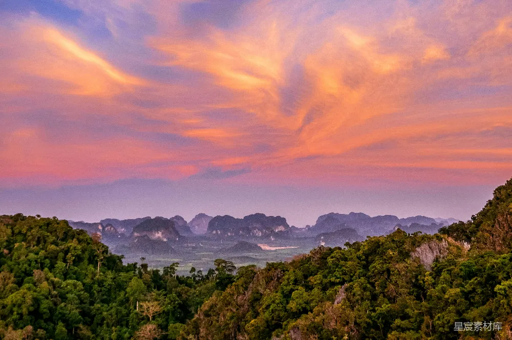 高清摄影  山峦和树林上空美丽的日落景色